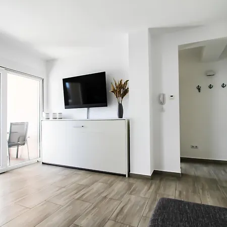 Baka Mara 4 - New And Stylish * Biograd na Moru